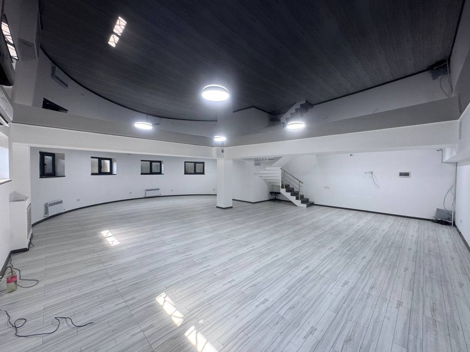 Сдаётся нежилое помещение под офис. 242м2. 1900 y.e