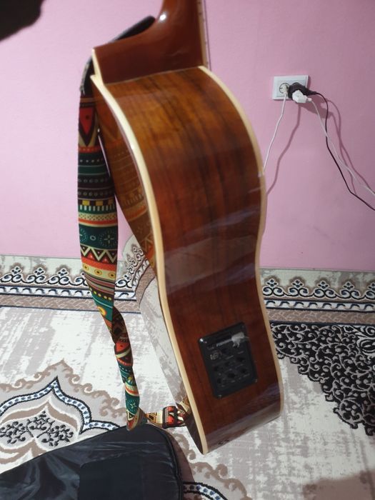 Классическая гитара . Xolati ideal 1 oy oshlatilgan rangi choko svet.