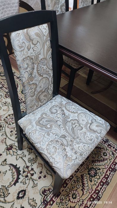 Деревянный стол со стульями