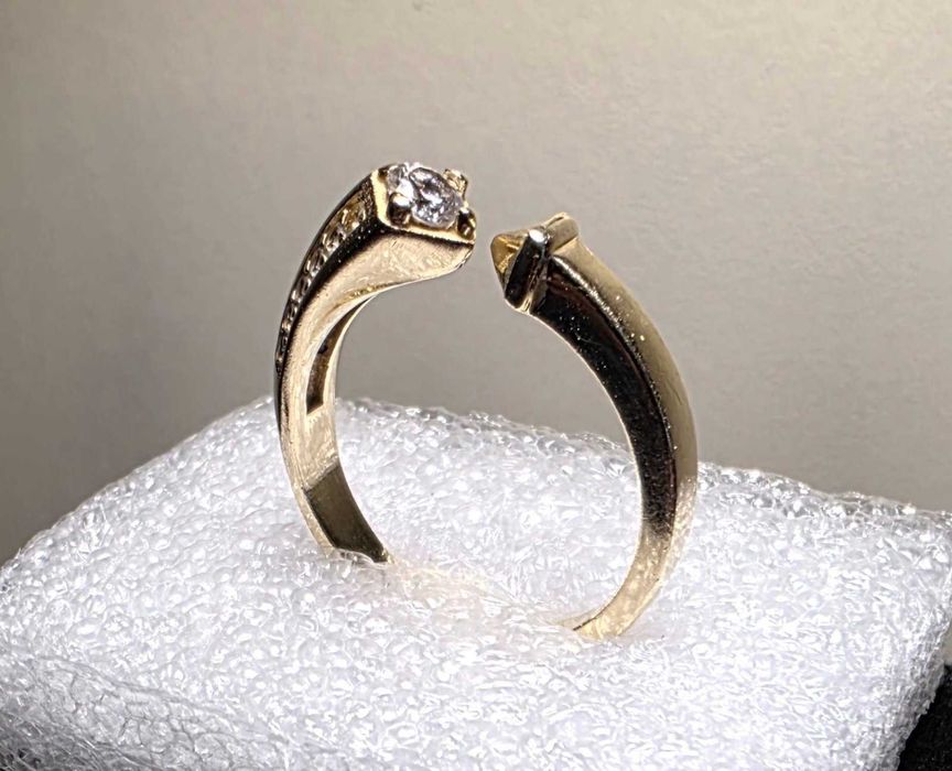 Златен пръстен с камък 14к