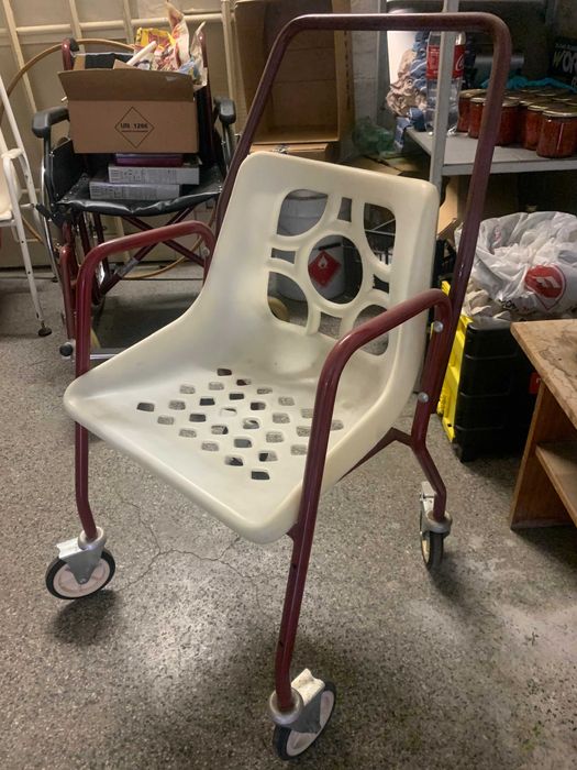 Помощни средства за възрастни и трудно подвижни хора