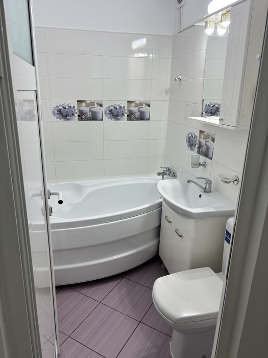 Proprietar vand apartament trei camere decomandat pe Saturn langa colegiul A.I.Cuza