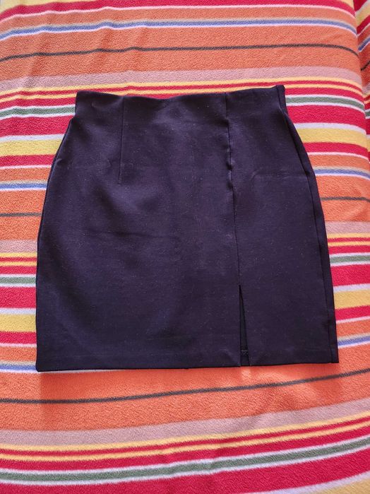 Fusta XS neagra noua mini Stradivarius cu crapatura