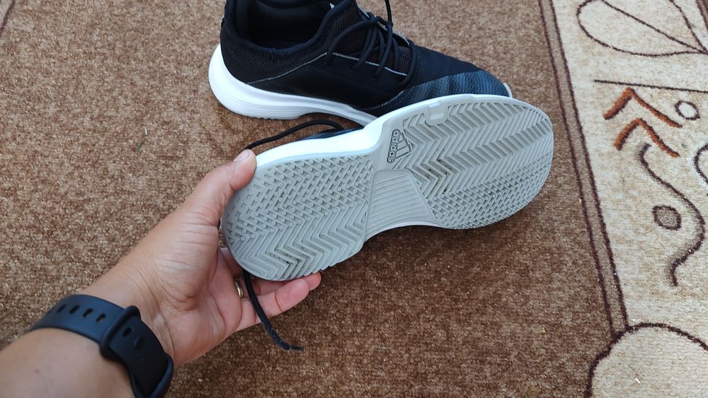 Vând adidași impecabili