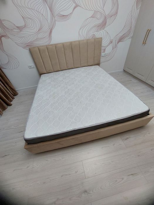 Продаётся двуспальная кровать
