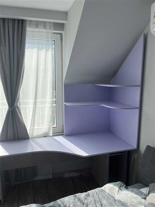 Бюро със стилаж за книги