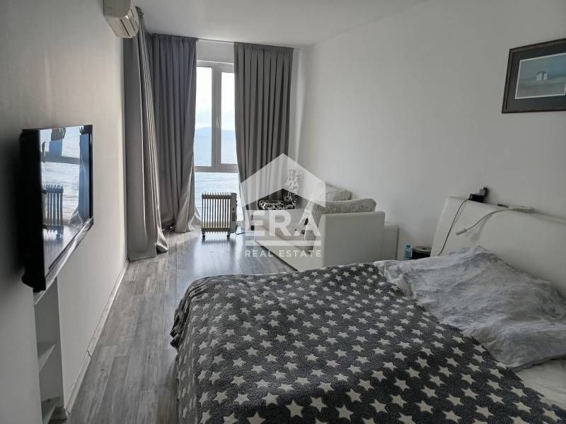 Четиристаен апартамент на морето с уникална гледка от всяка стая