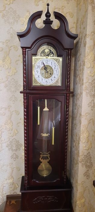 напольные маятниковые часы в стиле «grandfather clock» с деревянным ко