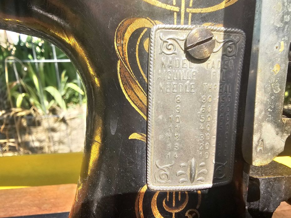 Masina de cusut Victoria antica