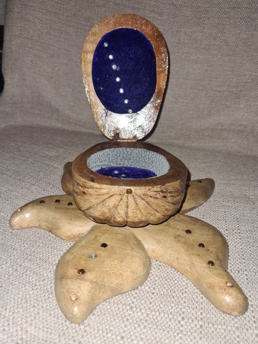 Продаётся деревянная шкатулка.