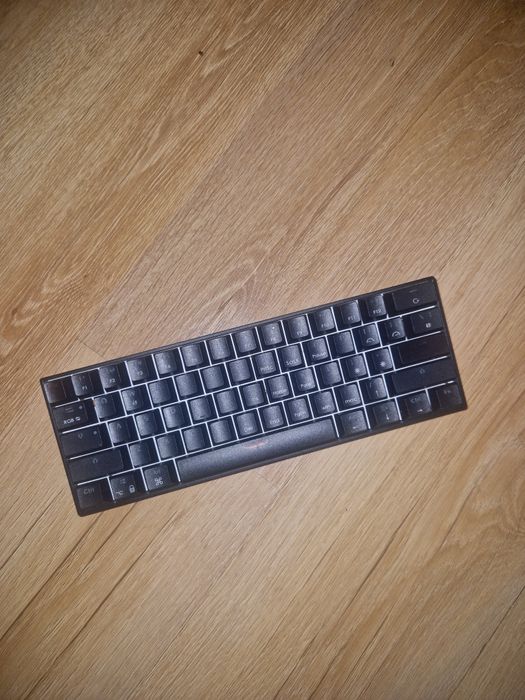 Pachet tastaturi si mouse  CONTINE SI keycaps si swicthuri hotswapable