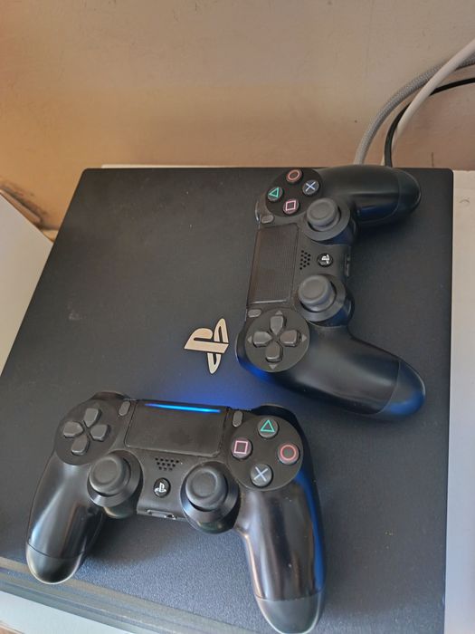 Ps4 pro 1tb 2 manete