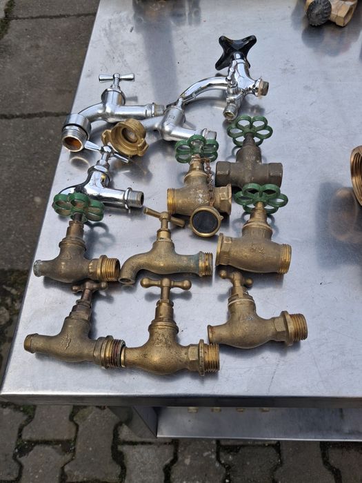 Vând robineți de apa