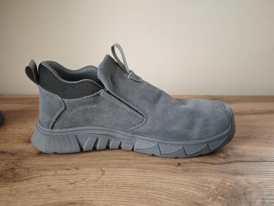 Нови  работни обувки.