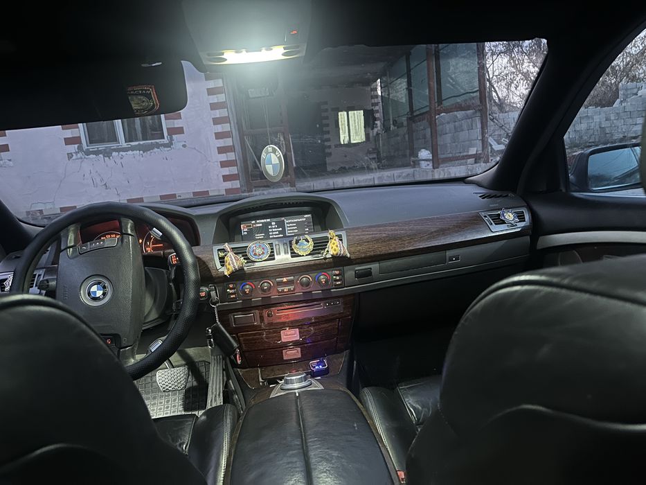 Продаю бмв е65 2003 года