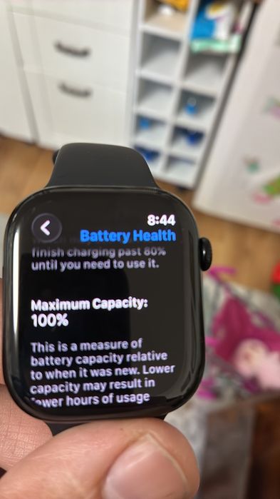 Apple Watch Series 11 (46 mm, GPS, алуминиев корпус, черен цвят).