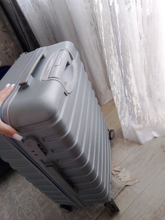 Продам чемодан пластиковый