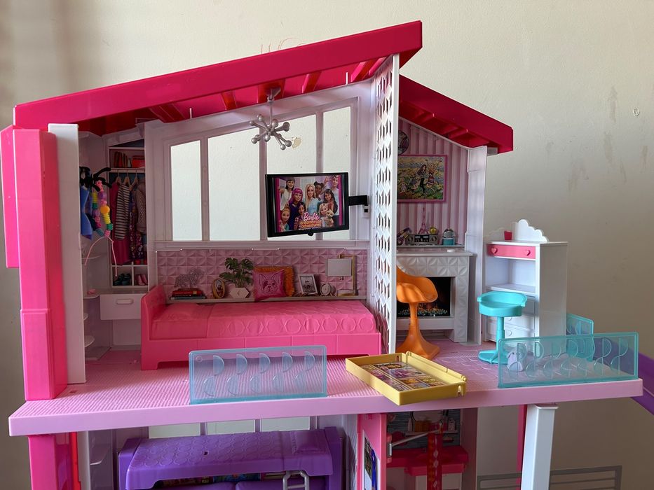 Casa Barbie Dreamhouse cu accesorii incluse