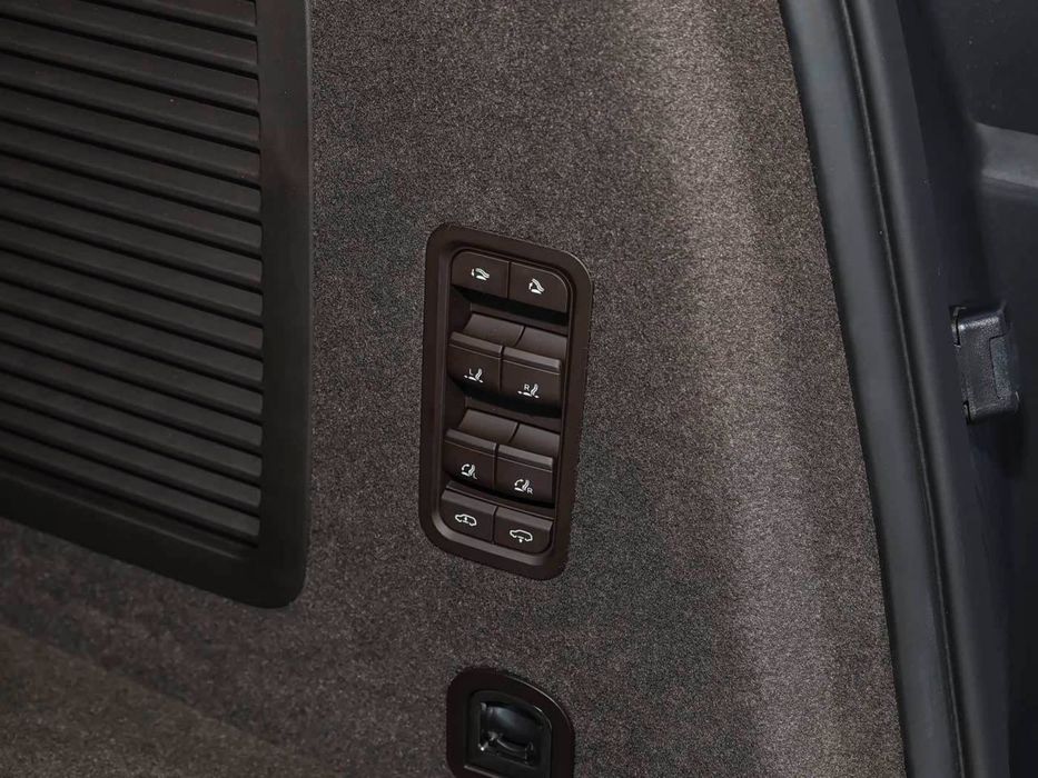 Denza N9 2026 рестайлинг / 2026.02 кузов чёрный на оранжевом, вин есть