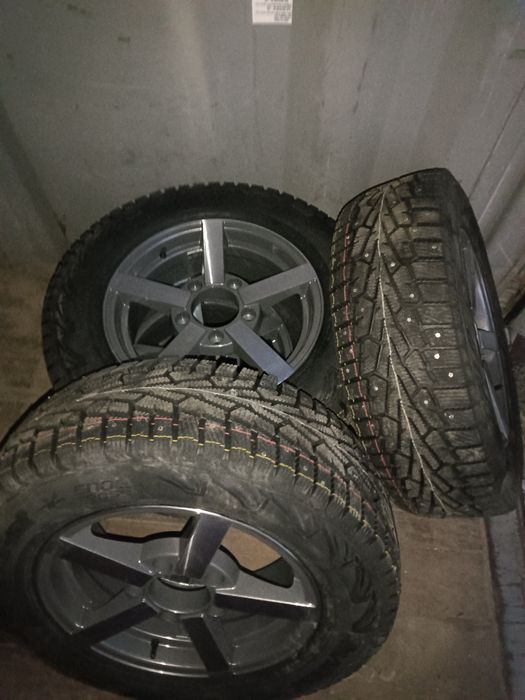 Продам резину в месте дисками обсолютно новая