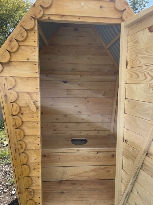 Уличный деревянный туалет
