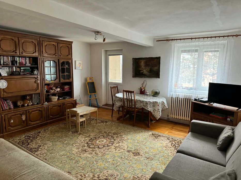 Vand apartament cu 4 camere, 2 bai, 3 balcoane - Uioara de Sus