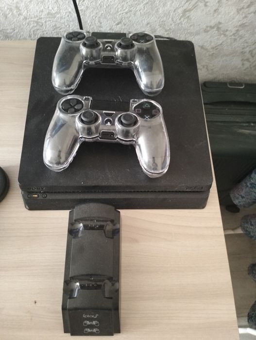 Прадается пс4 с играми