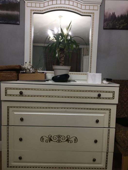 Комод с зеркалом