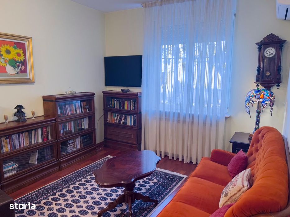 Apartament in vila cu curte la 50 metri de parc.