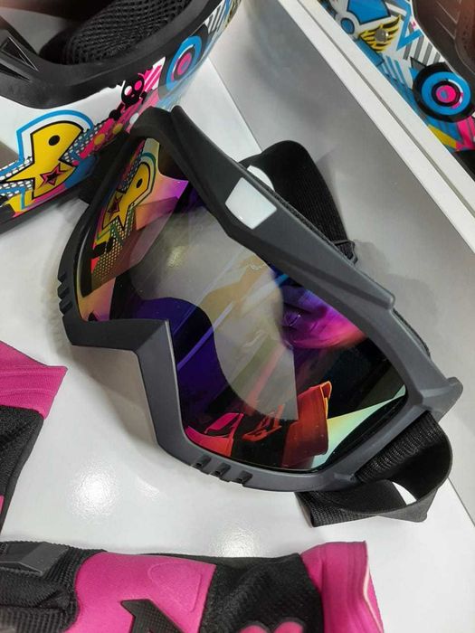 Защитный шлем с очками и перчатки .