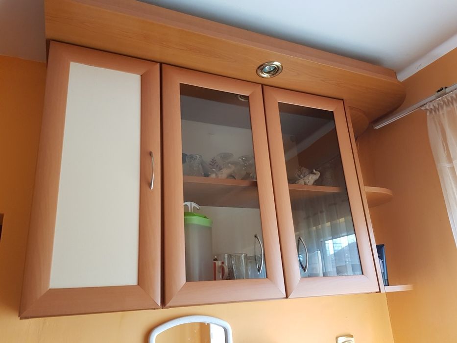 Кухня с мивка и шкаф и горен шкаф витрина