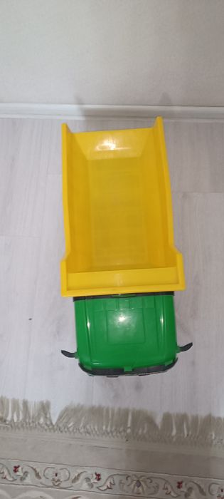 Большой игрушечный самосвал