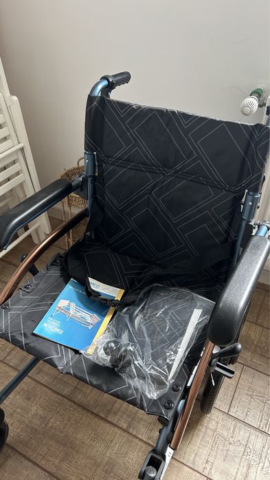 scaun cu rotile ultrausor din aluminiu, pliabil, manere rabatabile
