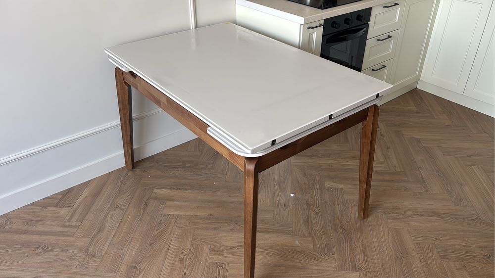 Столы и стулья,