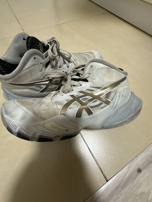 Продам кроссовки волейбольные Asics