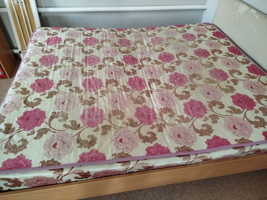 Продам кровать, матрас бесплатно если надо.