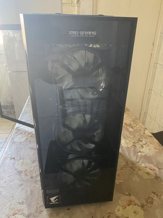Vand carcasa Mid Tower pro gaming , ventilatoarele sunt rgb + sursa 700w 80+ gold ( nu este modulara ) + display de aratat temperaturi, are 20 de teme