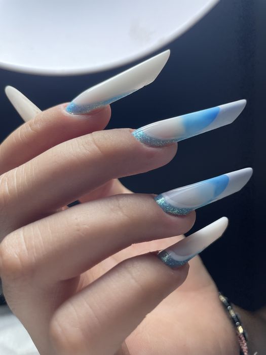 Realizez manichiura-pedichiura  gel și semi