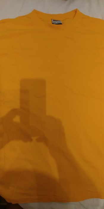 Памучна тениска с оранжев цвят.