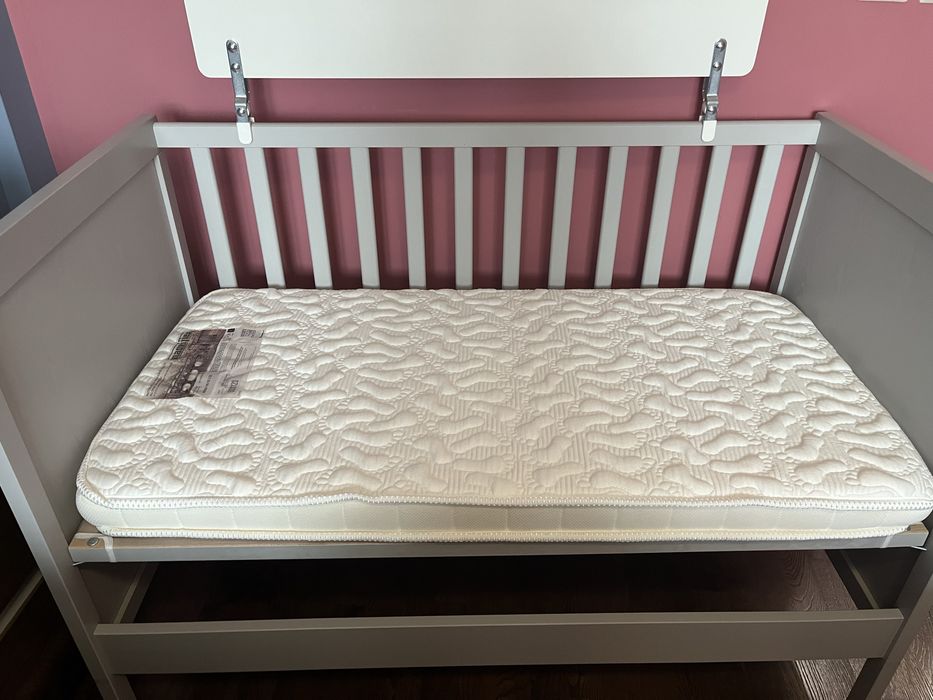 Бебешко легло с матрак и шкаф за повиване Sundvik