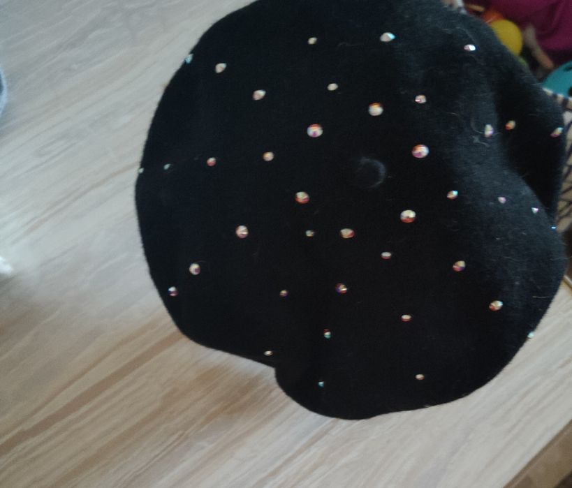 Берет со стразами