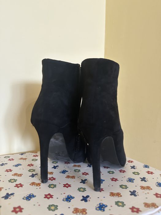 Три цвята велурени боти закупени от Humanic