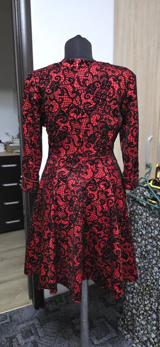 Rochie spectaculoasă roșu-negru cu model catifea – efect wow