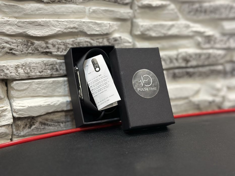 PulseTime: Елегантен Дигитален Часовник – Наличен в Черно и Бяло