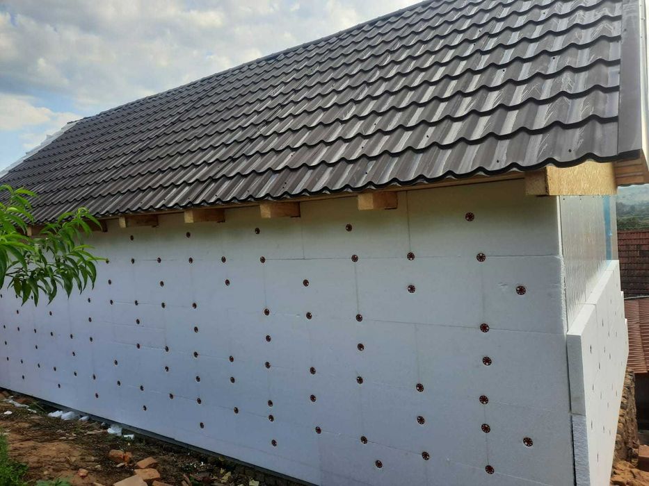 Casa modulara din structura metalica si panou sandwich termoizolant