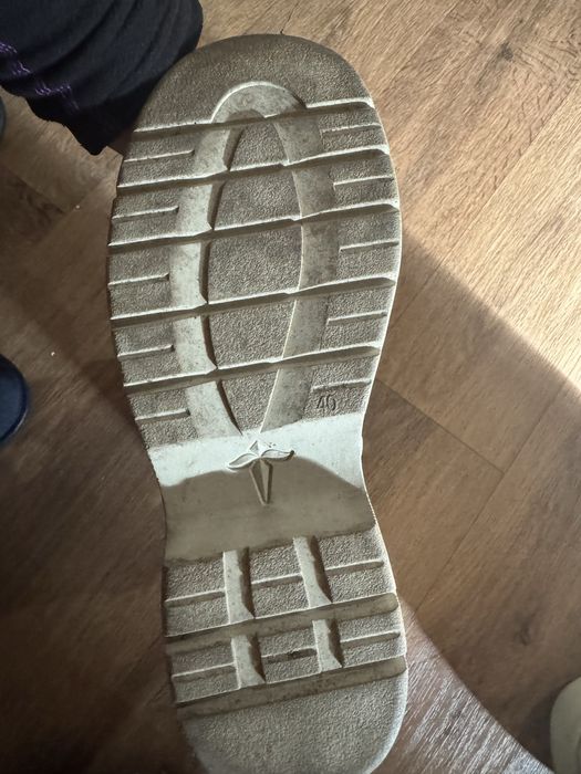 Продам ботинки весенние на девочку новые