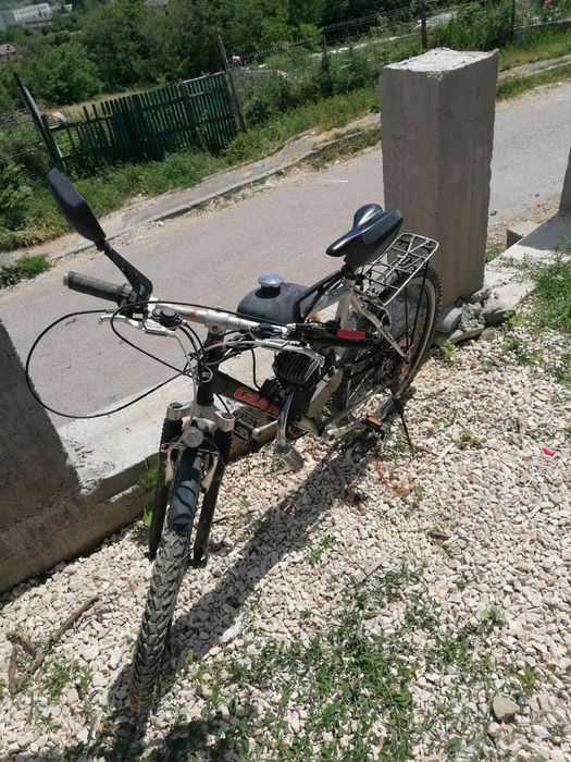 Vand bicicleta cu motor singurul ei defect are cablul de acceleratie rupt