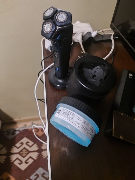 Vând aparat de bărbierit Philips model s7885