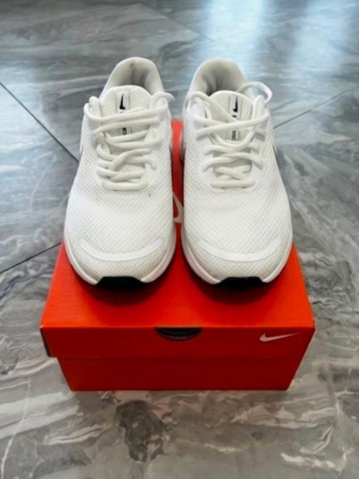 Бели обувки Nike