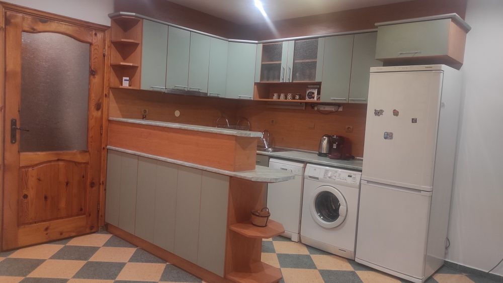 Двустаен апартамент с голяма дневна и отделна спалня на топ център